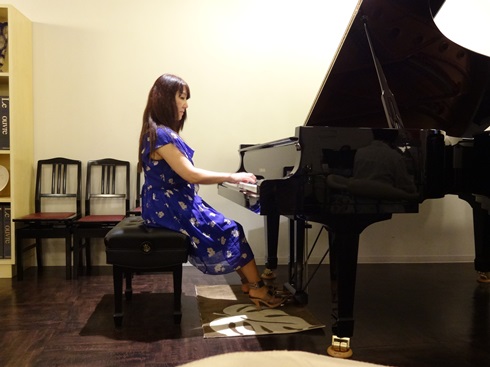 ピアニスト山口慶子氏の生演奏。曲目はショパンのピアノ協奏曲第1番第2楽章（ピアノソロ）