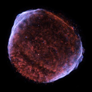 写真2：超新星爆発の衝撃波面 白く発光しているのは、太陽フレア同様、高速で運動する電子によるシンクロトロン放射が原因。