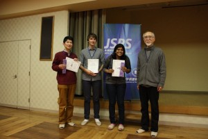 橋本賞および奨励賞の受賞者。左から横田氏、Gazda氏、Dhar氏、右端がプレゼンターである原子力研究開発機構の今井憲一グループリーダー