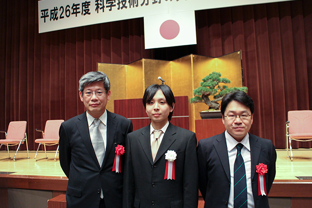 科学技術賞の初田主任研究員（左）、石井准教授（右）、若手科学者賞の石山研究員（中）