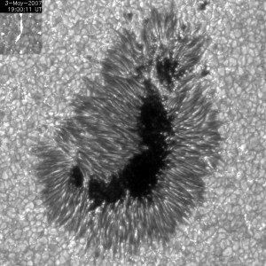 写真1：太陽表面に現れる黒点（右）