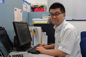 パソコンに向かって仕事をしている富樫智章研究員
